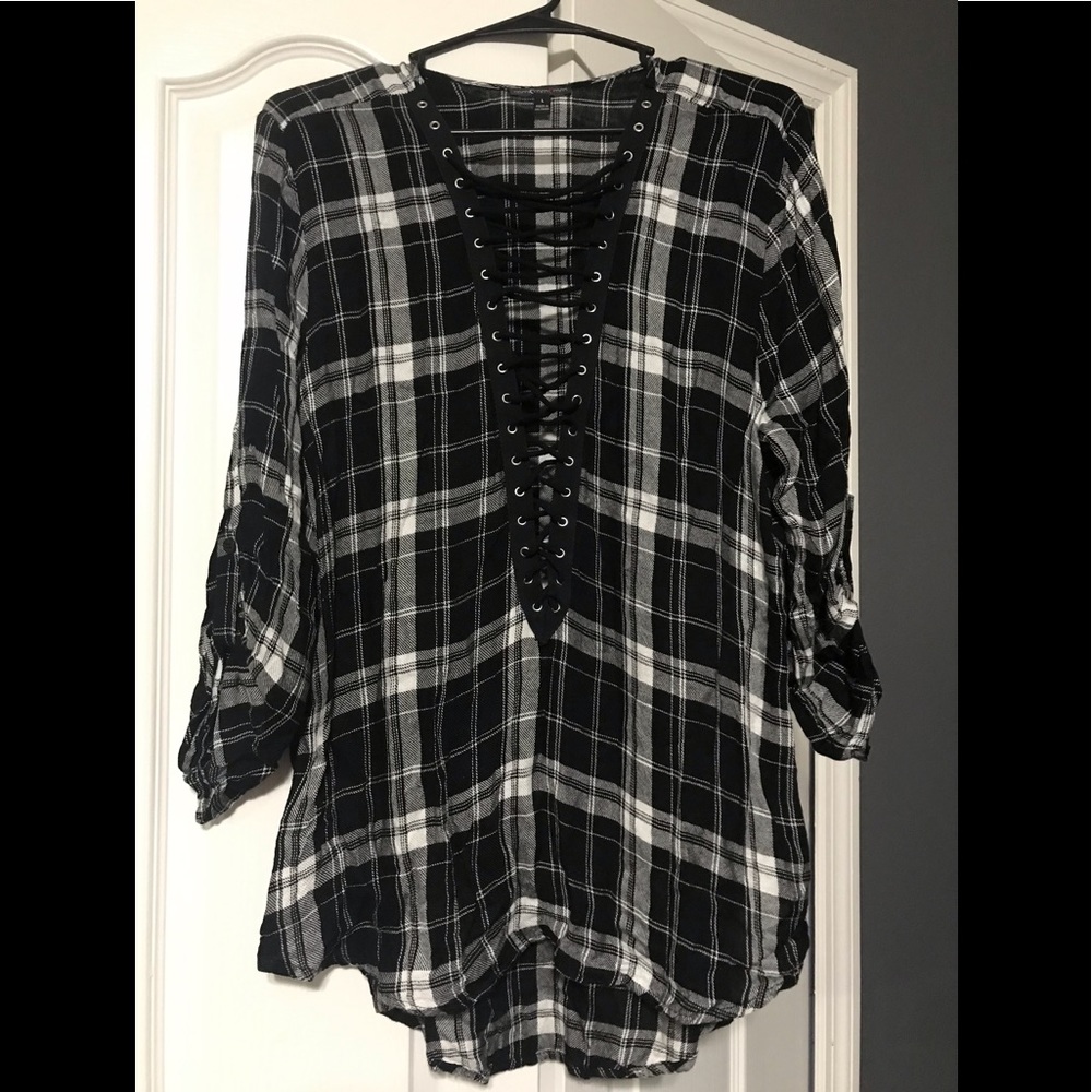 Long sleeve top! Black and white.